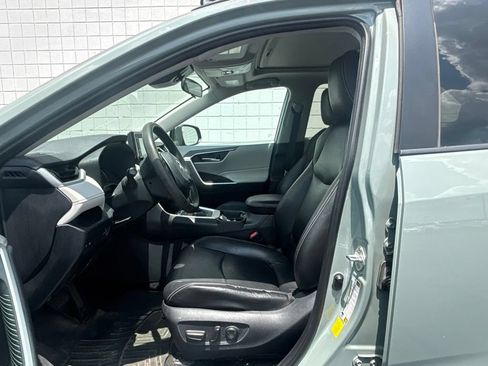 Used 2019 Toyota RAV4 XLE w/ Convenience Package FWD image 3