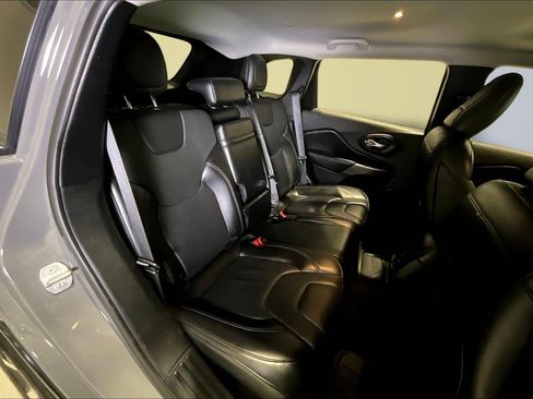 Used 2019 Jeep Cherokee Limited image 24