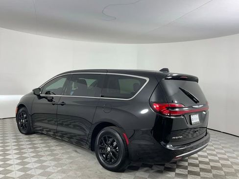 Used 2024 Chrysler Pacifica Touring-L FWD image 7