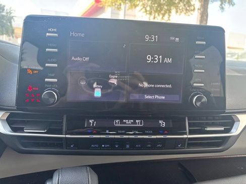 Used 2023 Toyota Sienna XLE FWD image 11