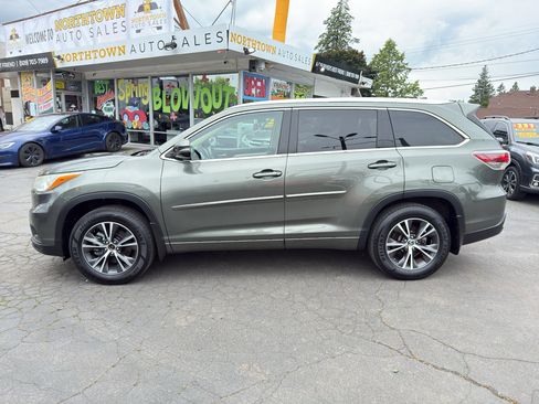 Used 2016 Toyota Highlander XLE AWD/4WD image 3