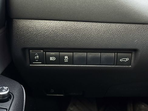 Used 2021 Toyota Venza LE image 26