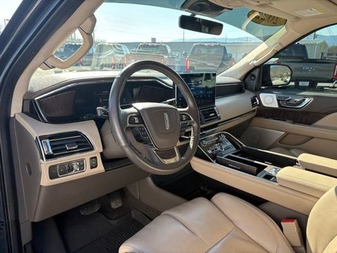 Used 2022 Lincoln Navigator Reserve image 3