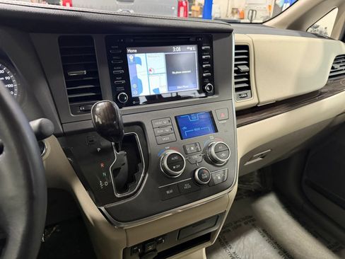Used 2018 Toyota Sienna XLE w/ XLE Navigation Package FWD image 20