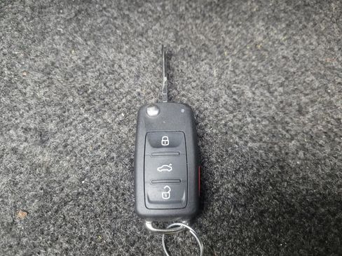 Used 2018 Volkswagen Passat 2.0T R-Line FWD image 32