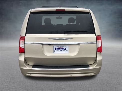 Used 2016 Chrysler Town & Country Touring-L image 6