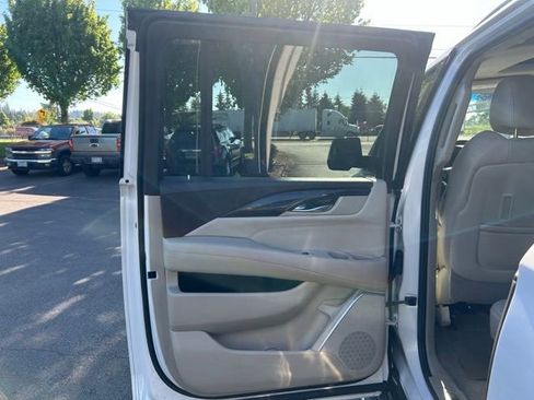 Used 2017 Cadillac Escalade ESV Premium Luxury AWD/4WD image 11
