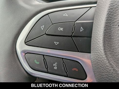 Used 2023 Chrysler Pacifica Touring-L FWD image 5