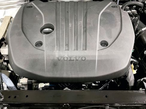 Used 2022 Volvo XC60 B5 Momentum w/ Climate Package image 33