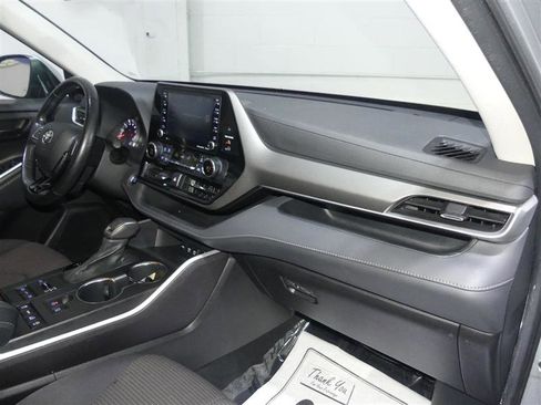 Used 2021 Toyota Highlander LE image 24