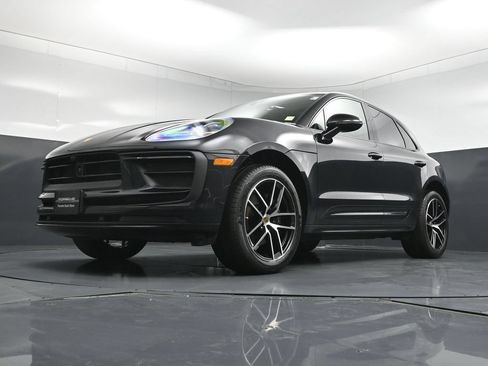 Certified 2025 Porsche Macan AWD/4WD image 24