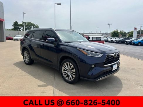 Used 2023 Toyota Highlander Platinum FWD image 4