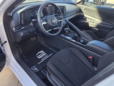 Used 2025 Hyundai Elantra Blue image 26