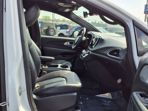 Used 2024 Chrysler Pacifica Limited FWD image 21