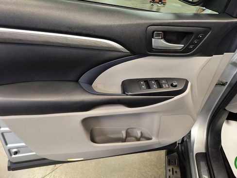 Used 2018 Toyota Highlander Limited FWD image 11