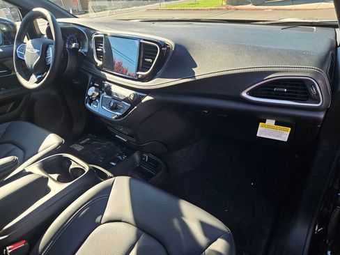 New 2026 Chrysler Pacifica Select image 21