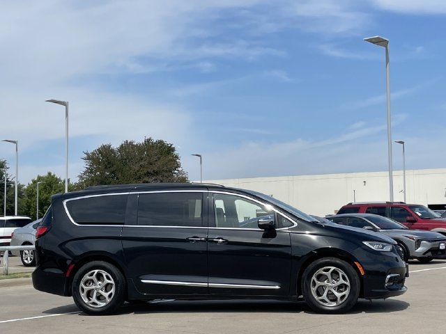 Used 2022 Chrysler Pacifica Limited FWD image 3