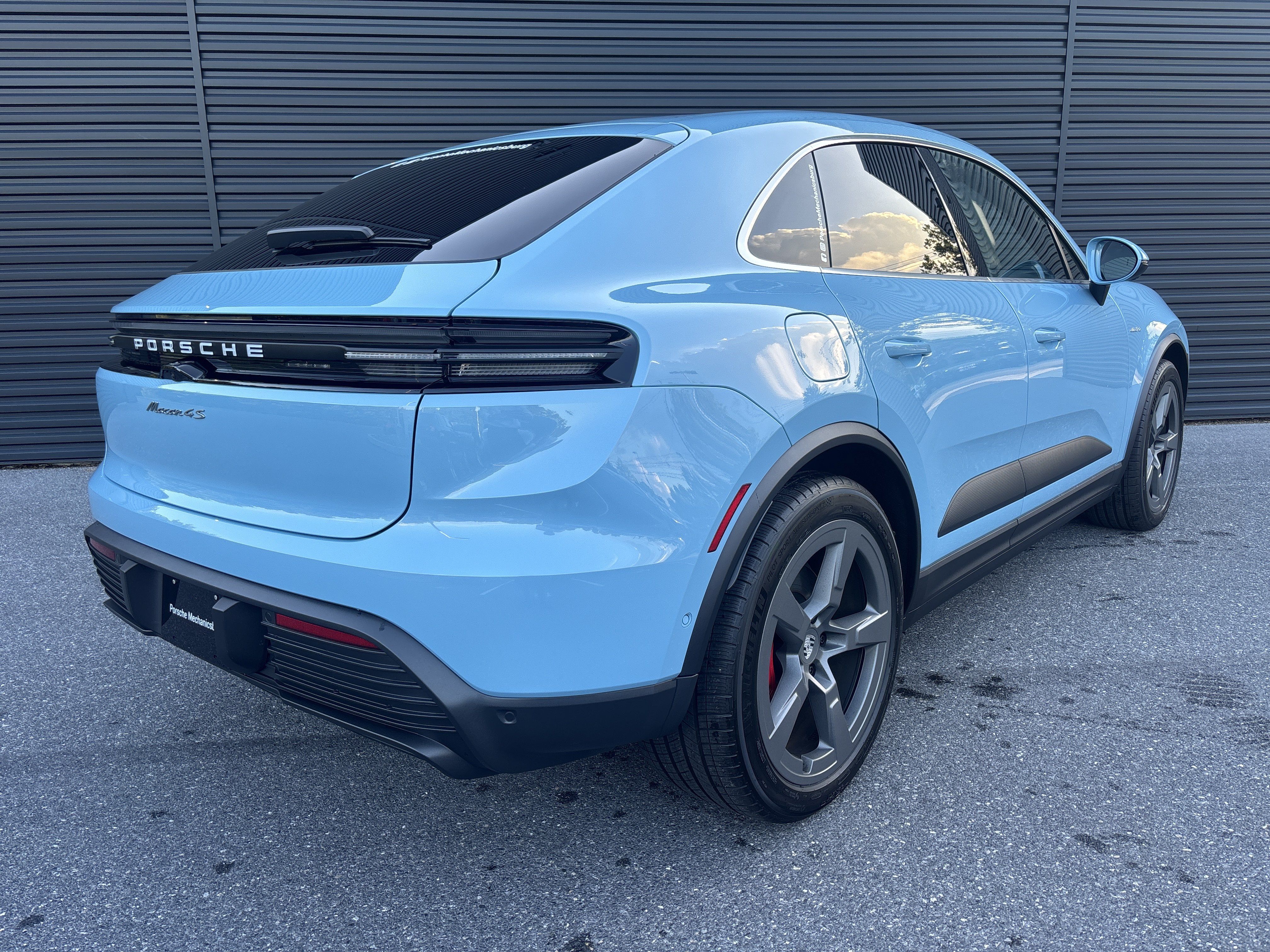 Certified 2025 Porsche Macan 4S Electric AWD/4WD image 6