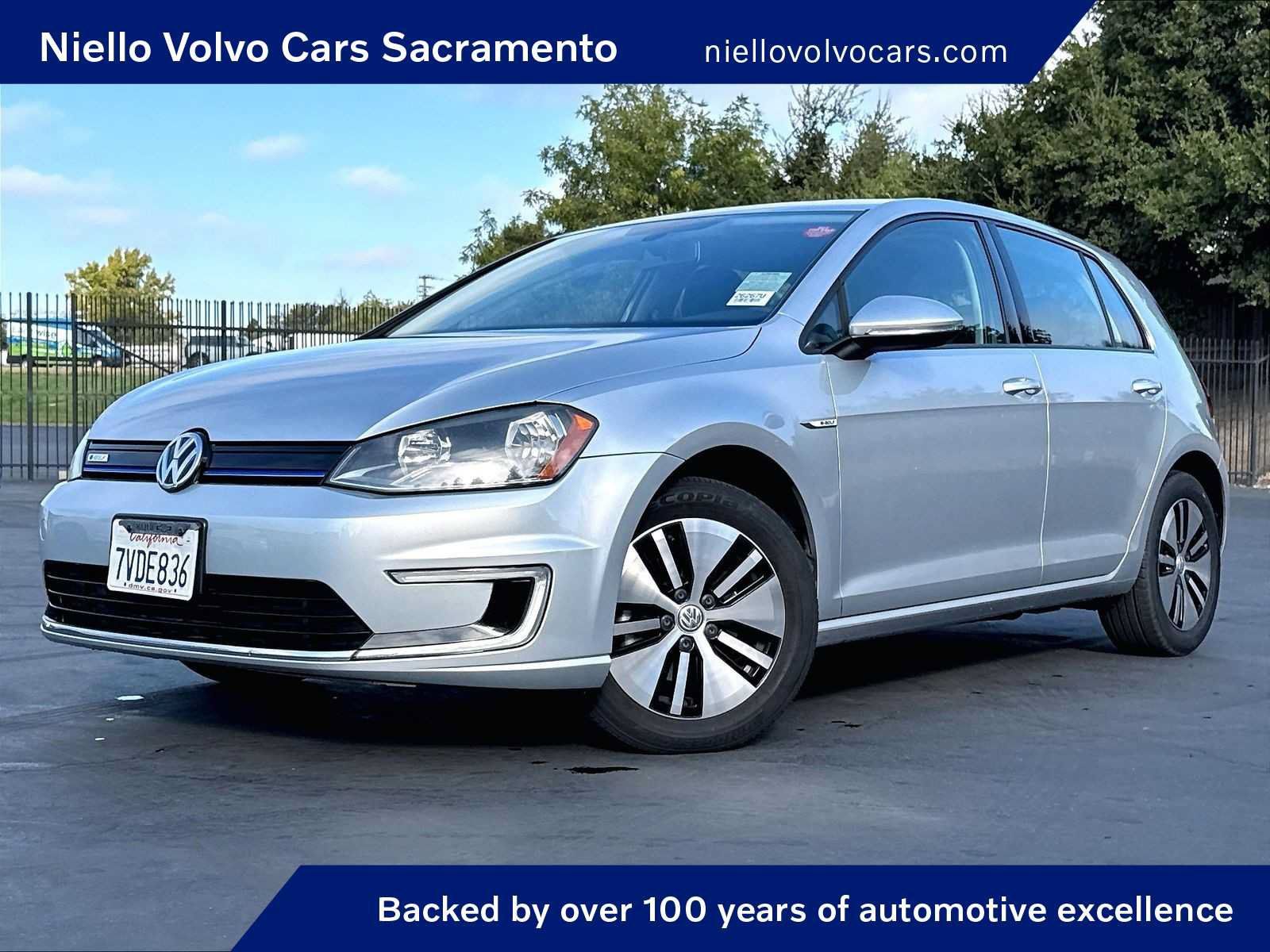 Used 2016 Volkswagen e-Golf SE w/ DC Fast Charging Package FWD image 1
