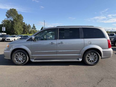 Used 2014 Chrysler Town & Country Touring-L w/ Driver Convenience Group FWD image 5