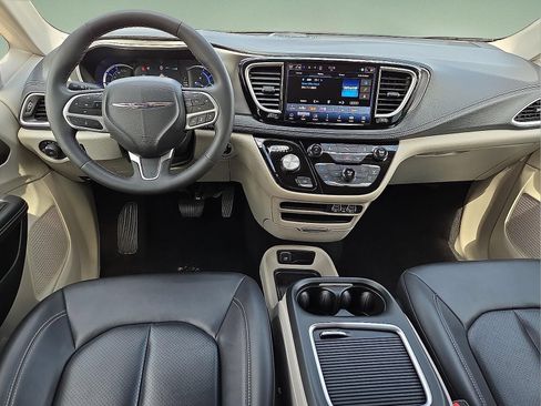 Used 2024 Chrysler Pacifica Limited FWD image 12