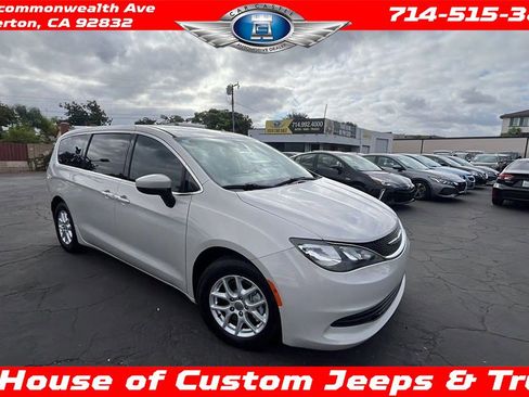 Used 2017 Chrysler Pacifica Touring image 1