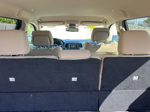 Used 2016 Jeep Grand Cherokee Laredo image 13