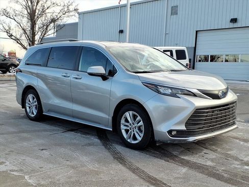 Certified 2025 Toyota Sienna XLE image 8