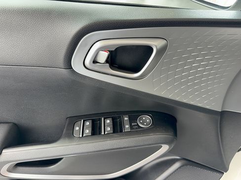 Used 2025 Kia Soul LX w/ LX Technology Package FWD image 9