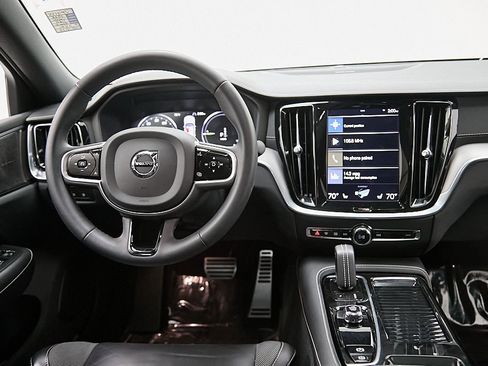 Certified 2022 Volvo S60 T8 R-Design image 25