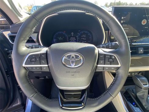 Used 2024 Toyota Highlander Limited image 21