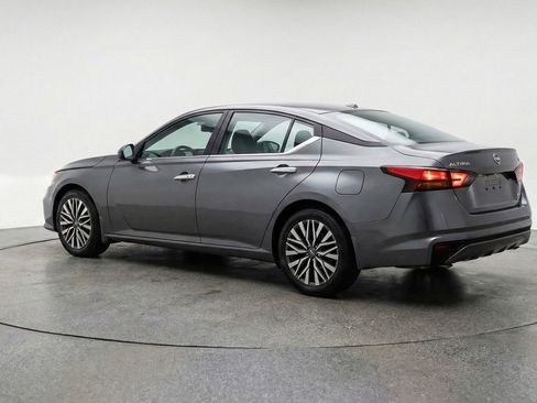 Used 2025 Nissan Altima 2.5 SV FWD image 6