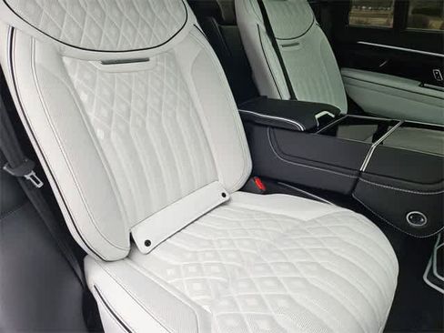 Used 2025 Land Rover Range Rover Long Wheelbase Autobiography image 24