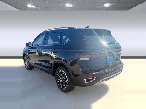 New 2026 Volkswagen Taos SE FWD image 3