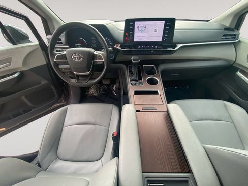 Used 2024 Toyota Sienna XLE FWD image 10