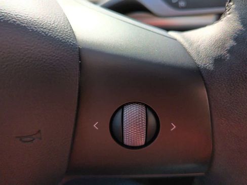 Used 2022 Tesla Model Y Long Range image 25