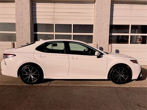 Used 2024 Toyota Camry SE image 1