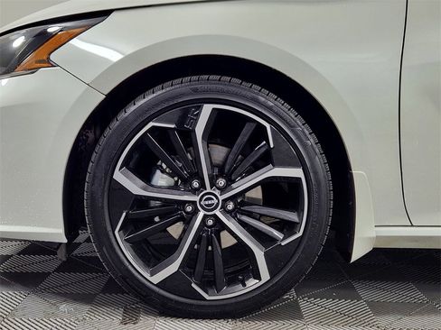 Used 2023 Nissan Altima 2.5 SR w/ SR Premium Package image 16