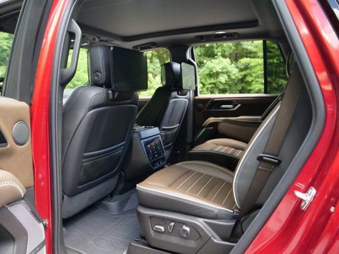 Used 2025 GMC Yukon Denali Ultimate AWD/4WD image 39