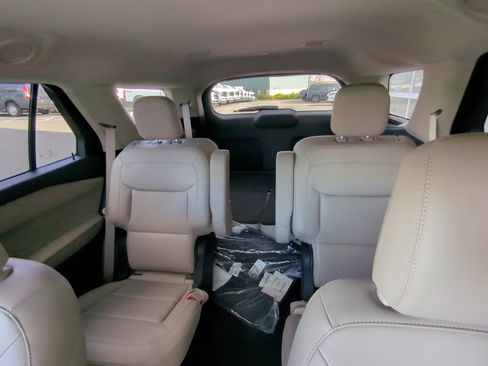 Used 2022 Ford Explorer XLT w/ Equipment Group 202A image 18
