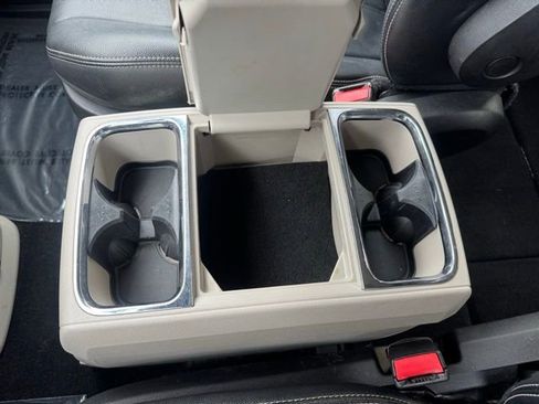 Used 2015 Chrysler Town & Country Touring image 19