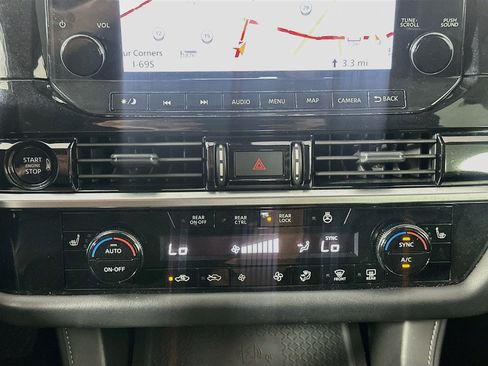 Used 2025 Nissan Pathfinder SL AWD/4WD image 24