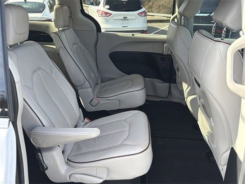 Used 2020 Chrysler Pacifica Limited image 15