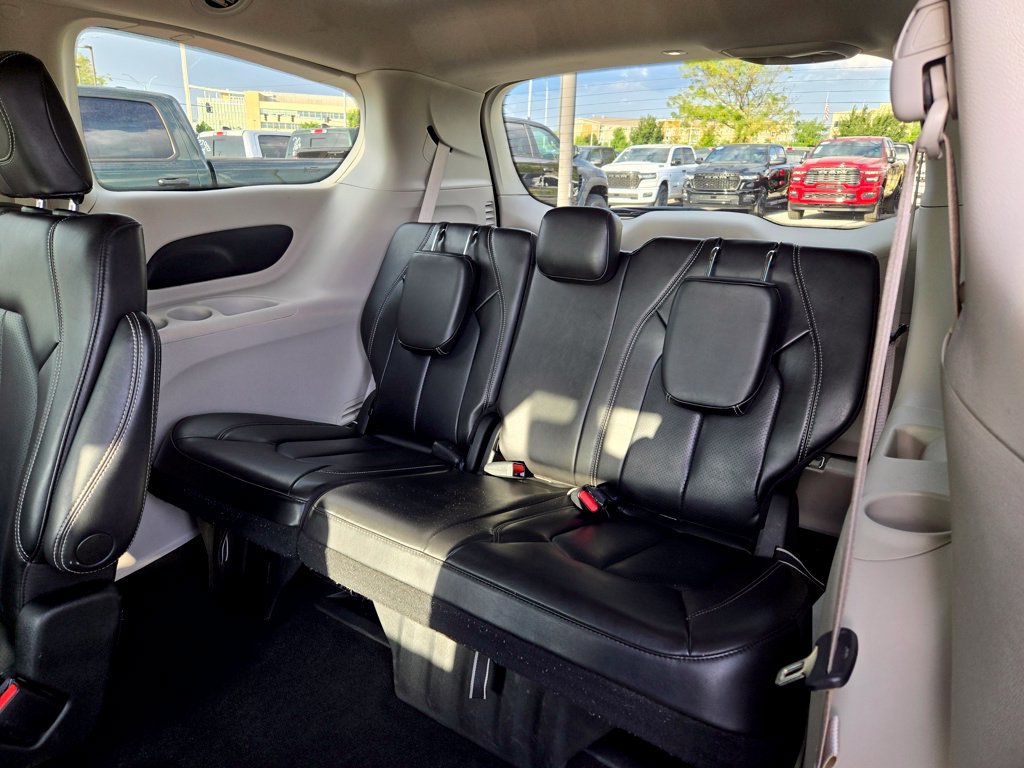 Used 2023 Chrysler Pacifica Touring-L FWD image 28