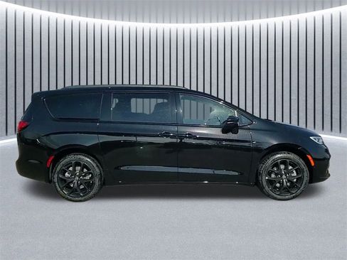 New 2026 Chrysler Pacifica Select w/ S Appearance Package image 6