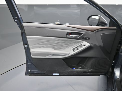 Used 2022 Toyota Avalon Limited image 16