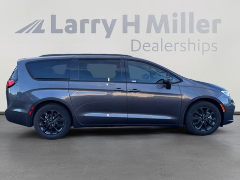 Used 2021 Chrysler Pacifica Touring w/ S Appearance Package image 6