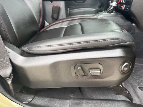 Used 2025 Jeep Wrangler Unlimited Rubicon image 13