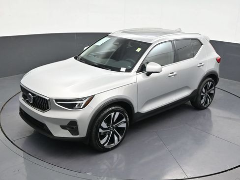 Used 2023 Volvo XC40 B5 Plus AWD/4WD image 17