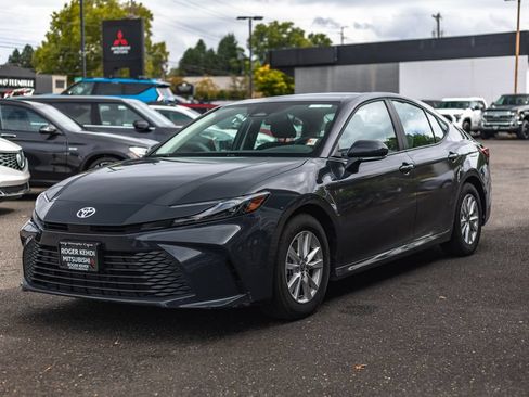 Used 2025 Toyota Camry LE FWD image 4